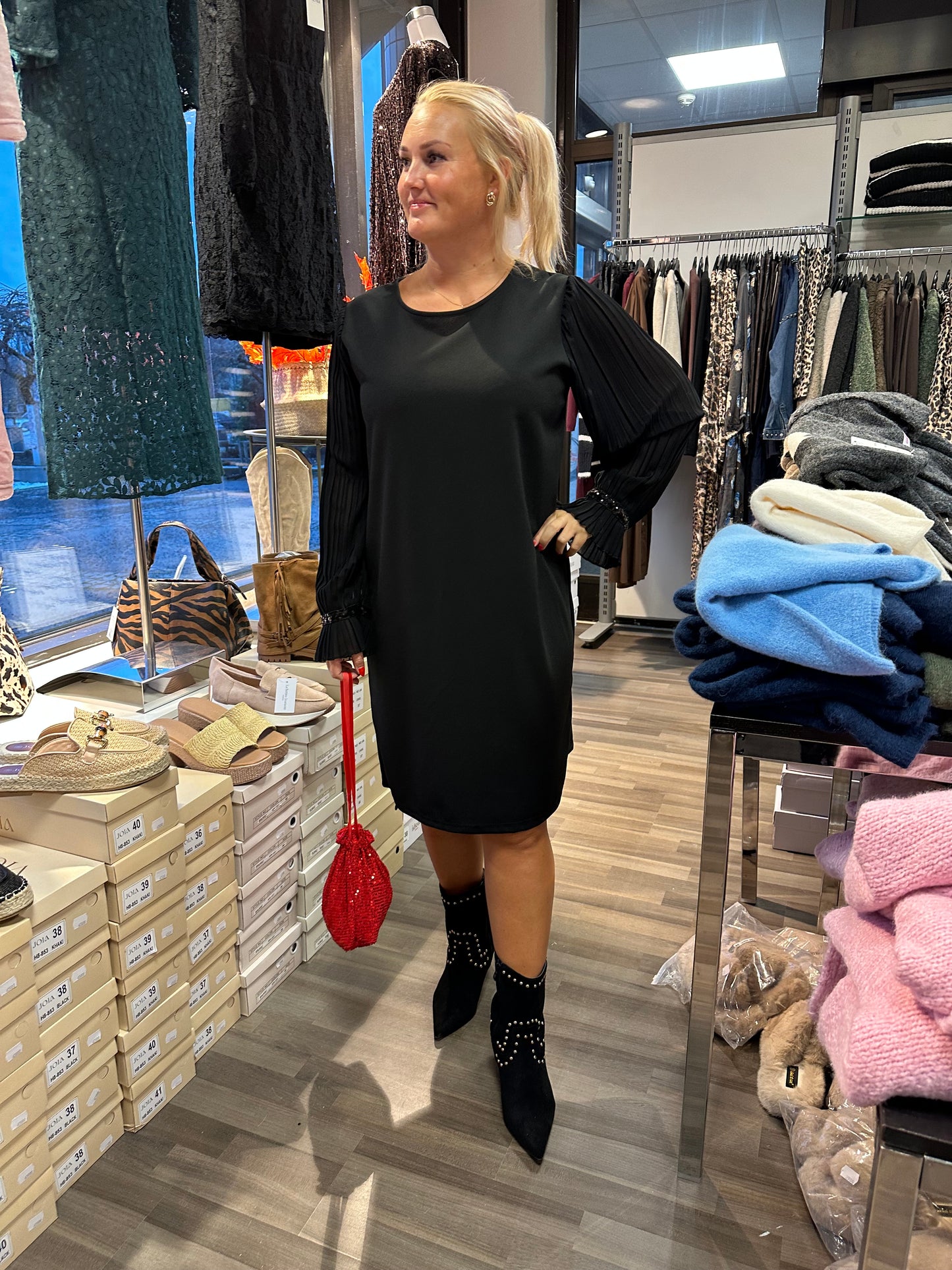 Pikkumusta pliseehihoilla