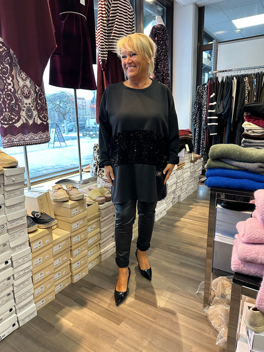 Plussize college tunika paljeteilla musta