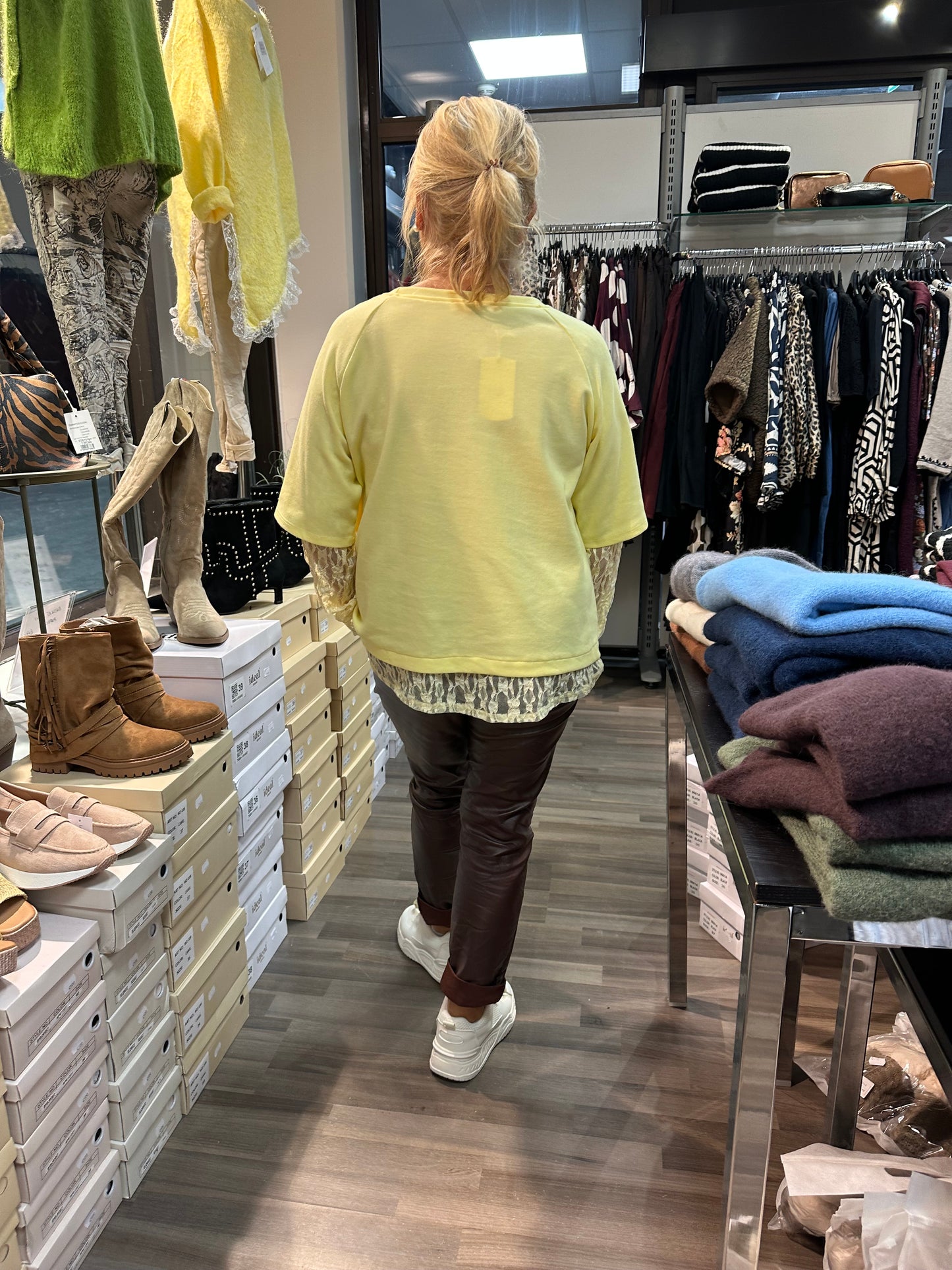 T-paita pitsihihoilla ja helmalla keltainen