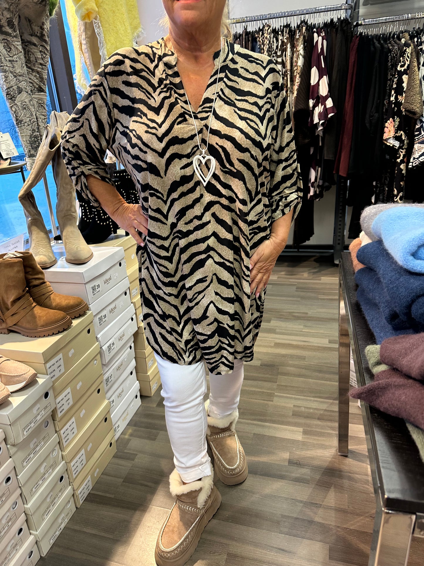 Liukaspintainen pitkä tunika eläinkuvio