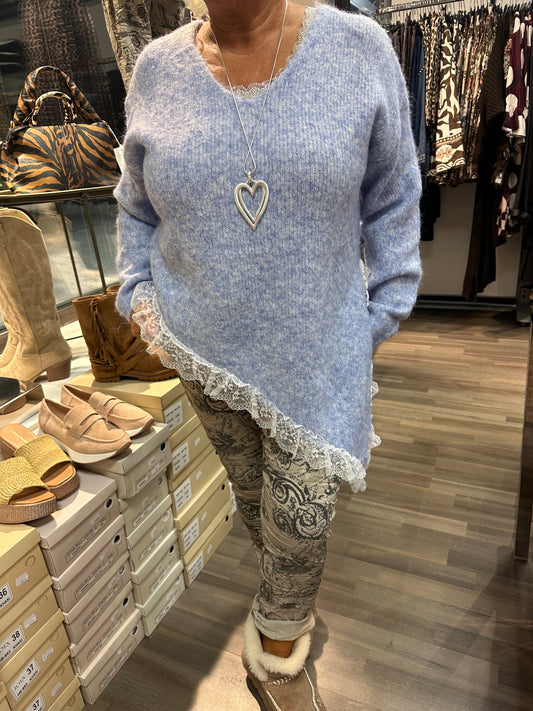 Neulepusero epäsymmetrisellä pitsihelmalla sininen