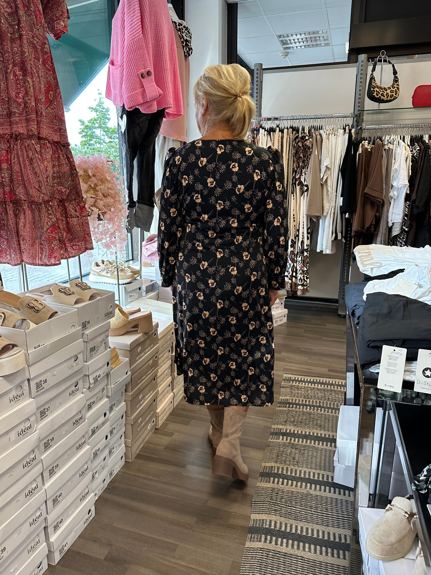 Liukaspintainen mekko Lucy