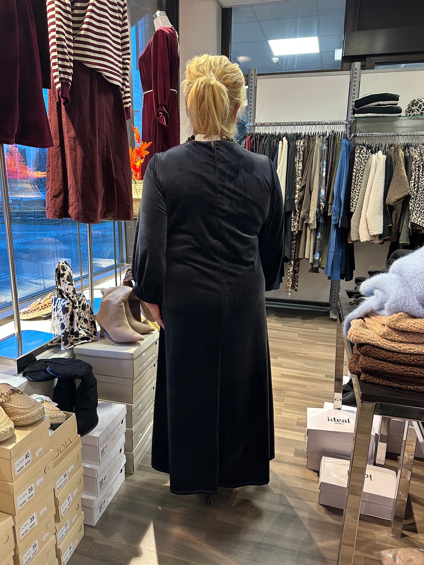 Pitkä samettiveluurimekko harmaa