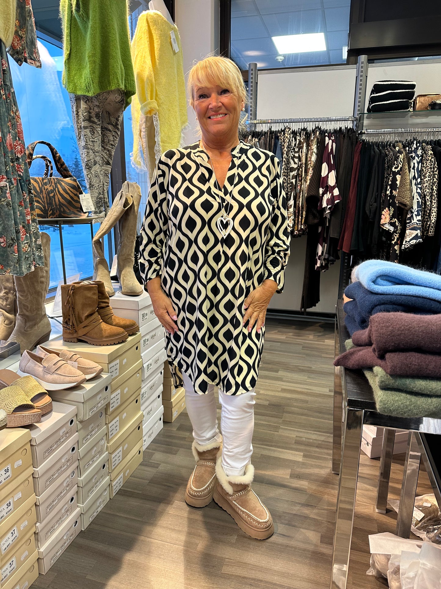 Liukaspintainen pitkä tunika geometrinen kuvio