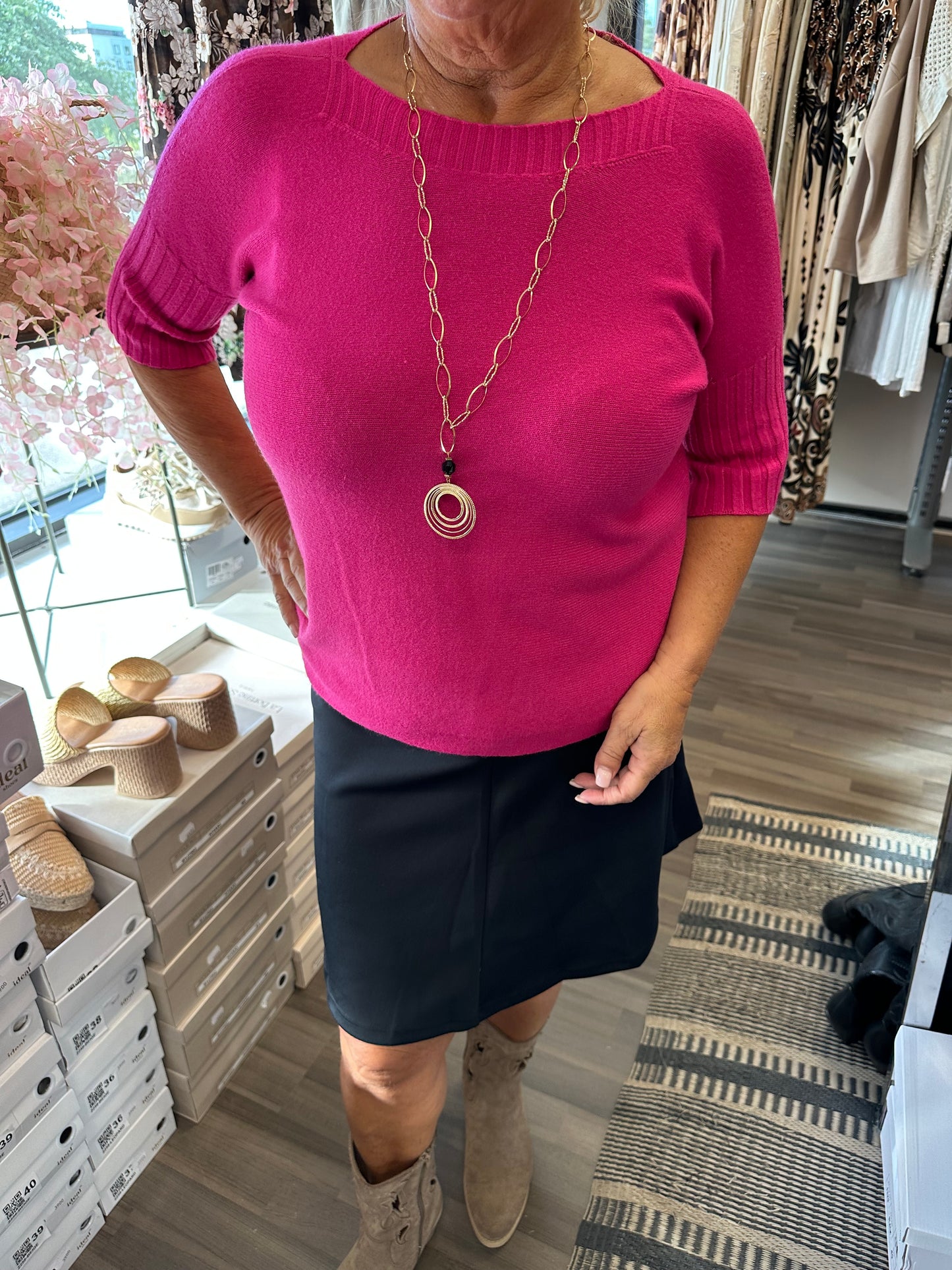 Lyhythihainen neule venepääntiellä fuksia