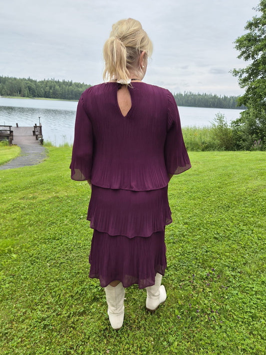 Pliseerattu kerrosmekko Calindra Autumn Berry