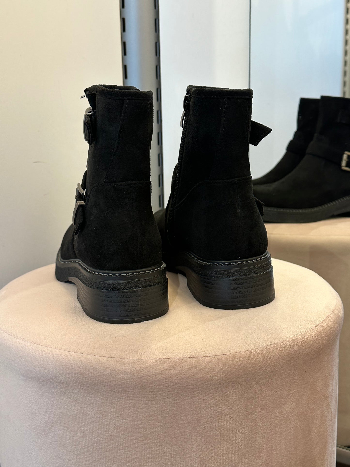 Keinomokkaiset nilkkurit soljella musta