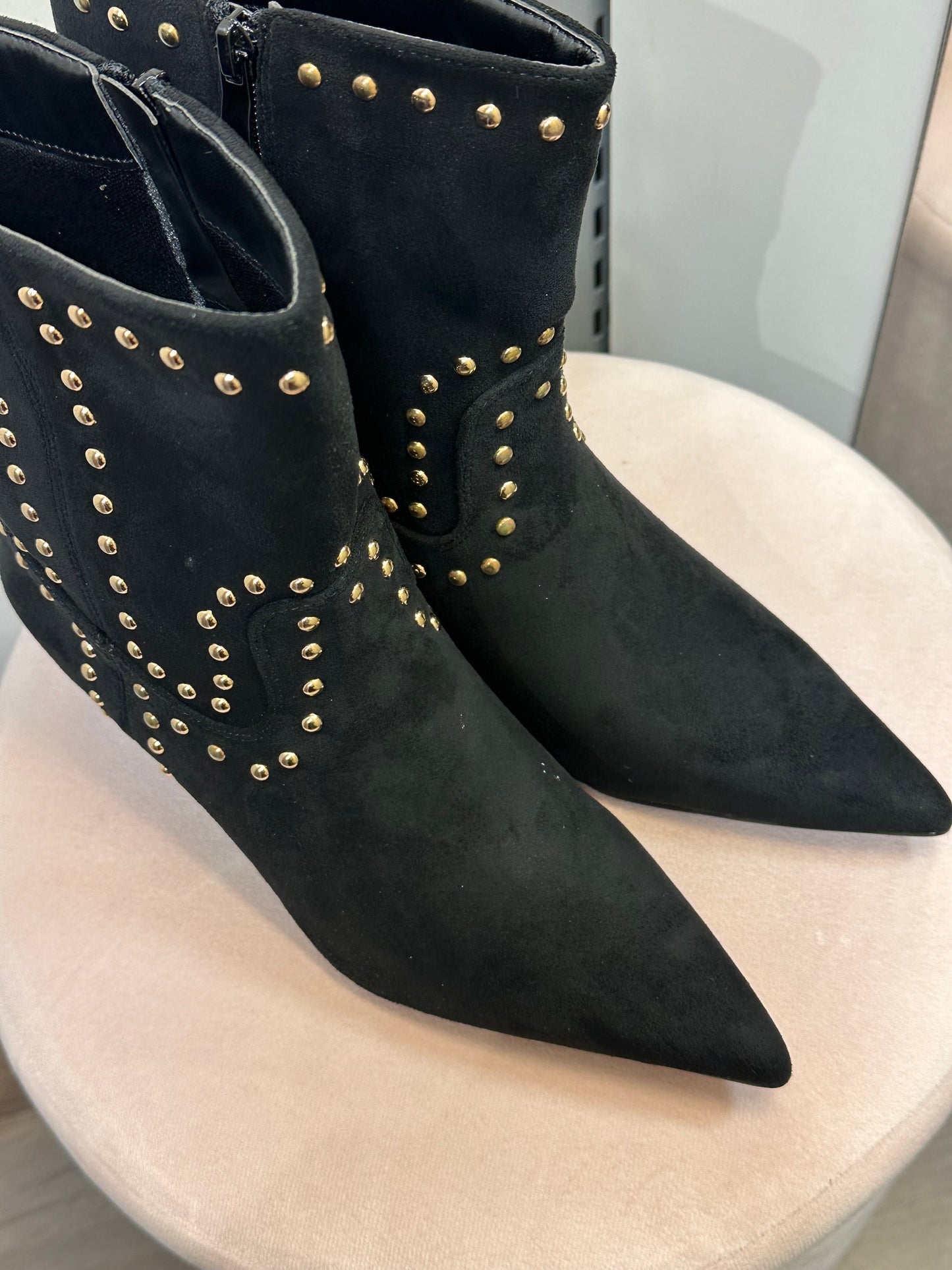 Nilkkurit niittikoristeilla