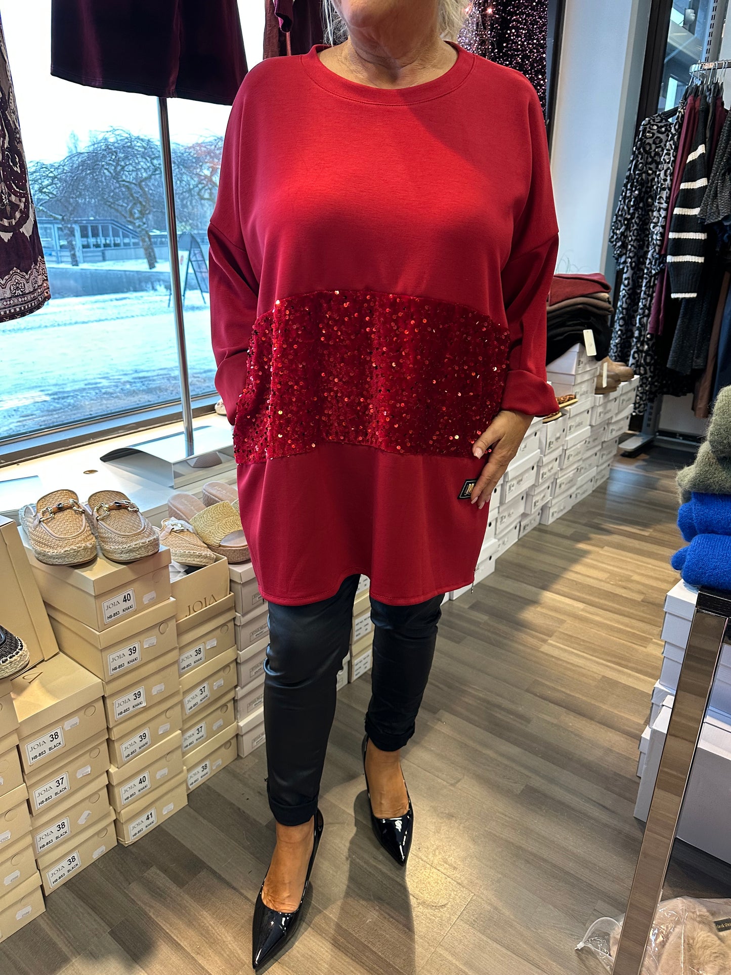 Plussize college tunika paljeteilla punainen