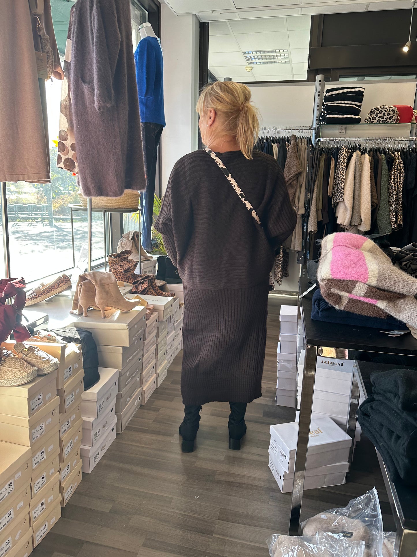 Neulemekko ja pusero ruskea