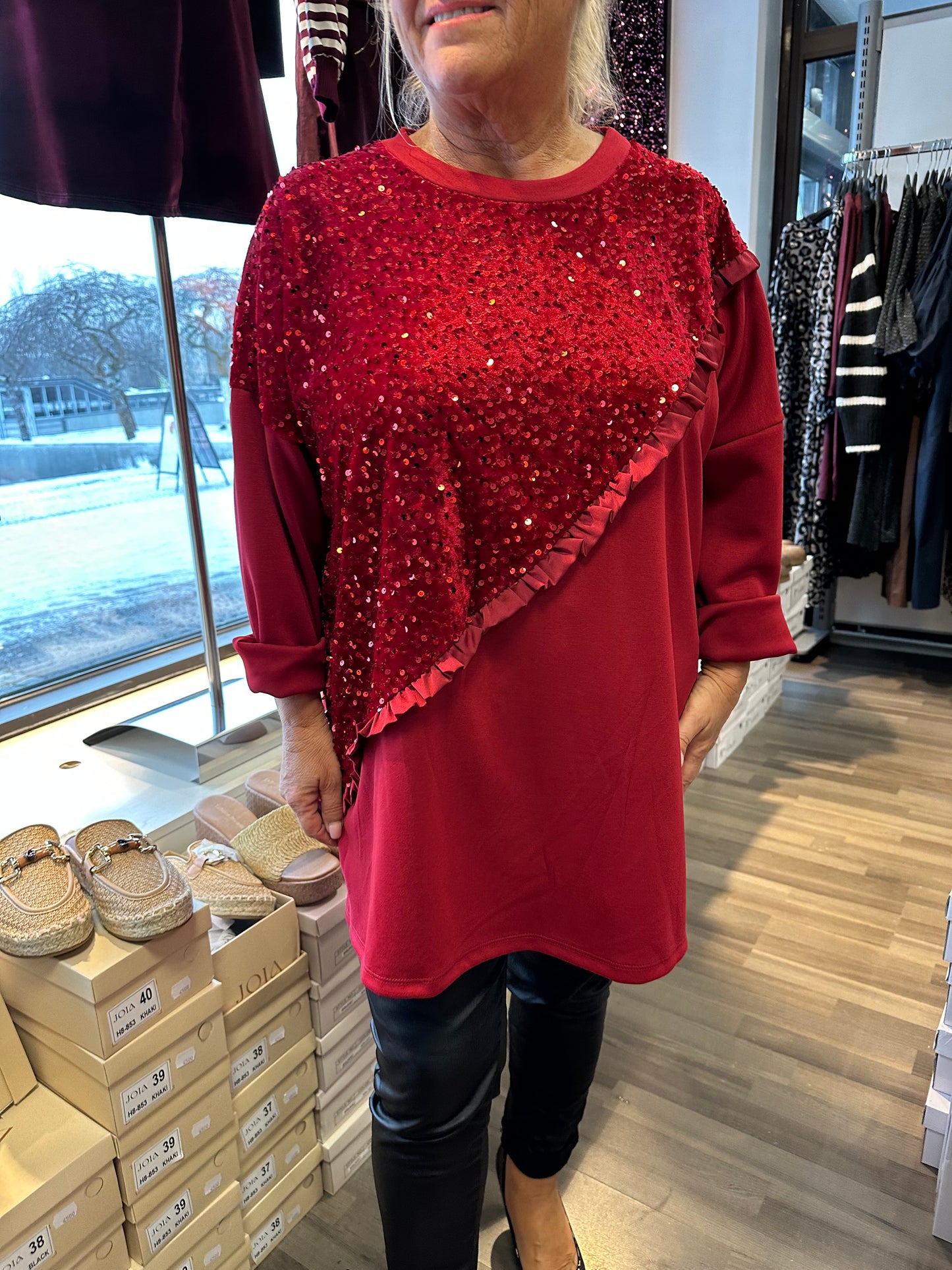 Plussize paljettipusero punainen