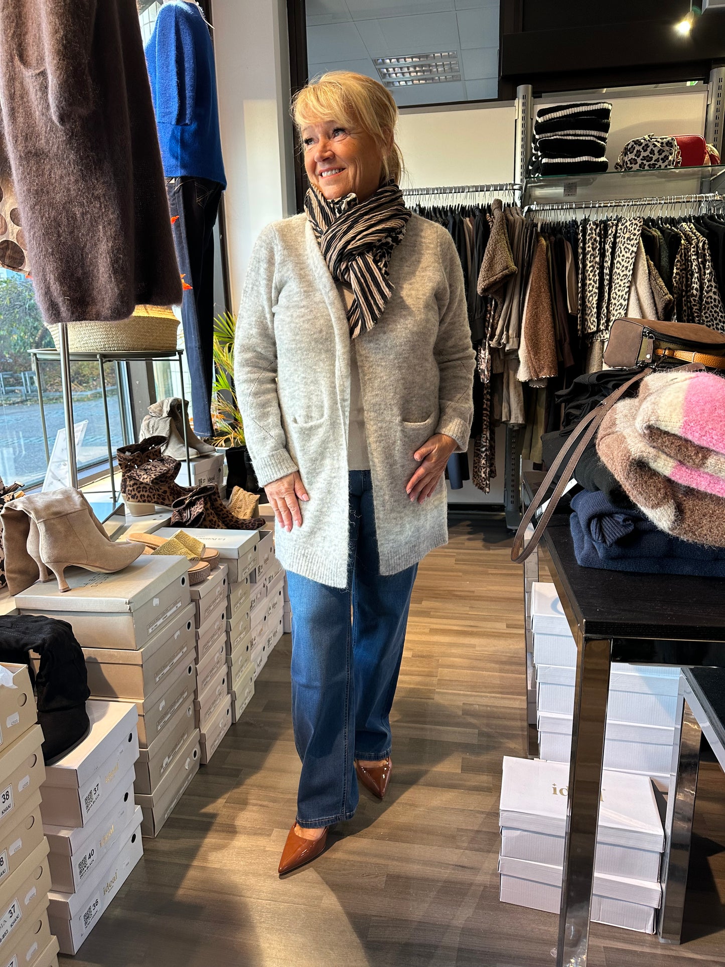 Villa ja alpakkasekoitteinen neuletakki