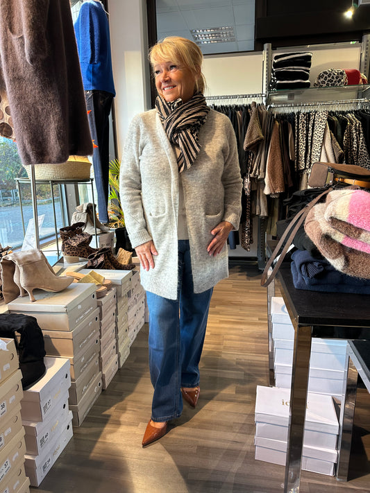 Villa ja alpakkasekoitteinen neuletakki