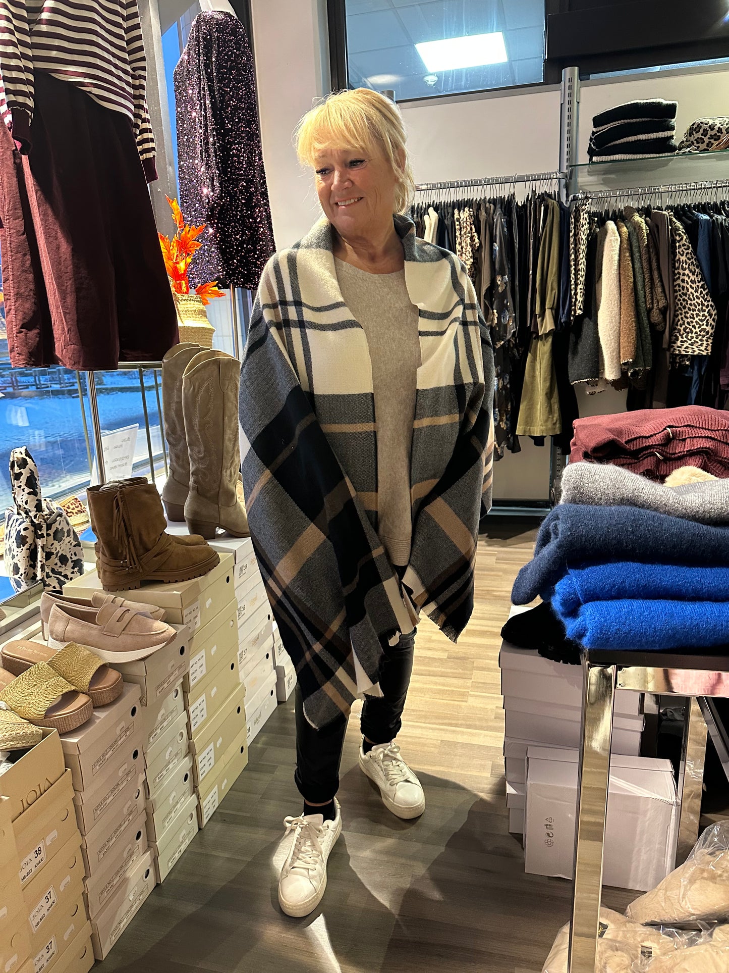 Ruutu kaulahuivi musta