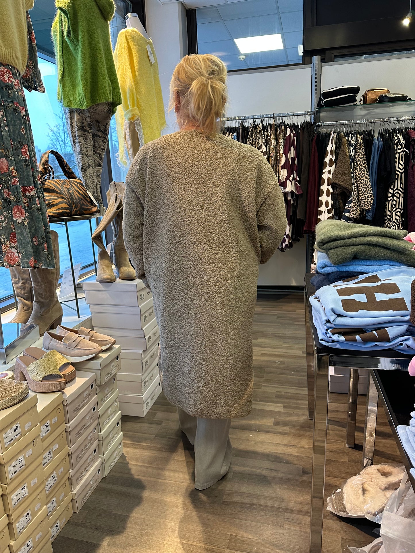 Kaulukseton teddy takki taupe