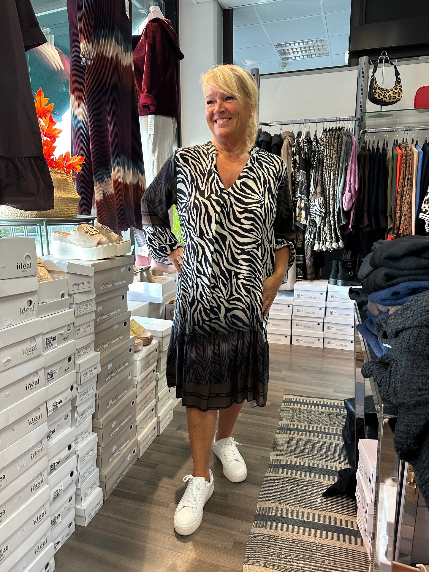 Plussize viskoosimekko seepra