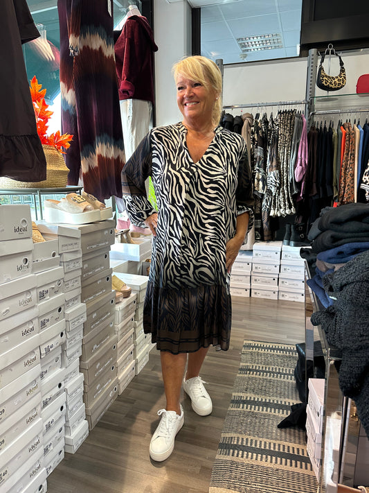 Plussize viskoosimekko seepra