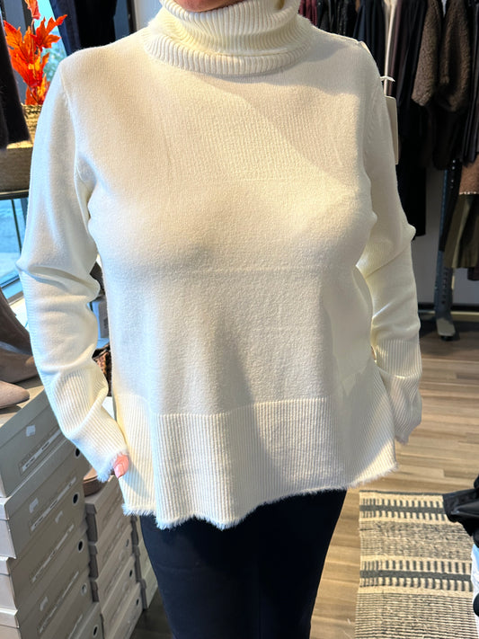 Poolokauluksinen neule luonnonvalkoinen