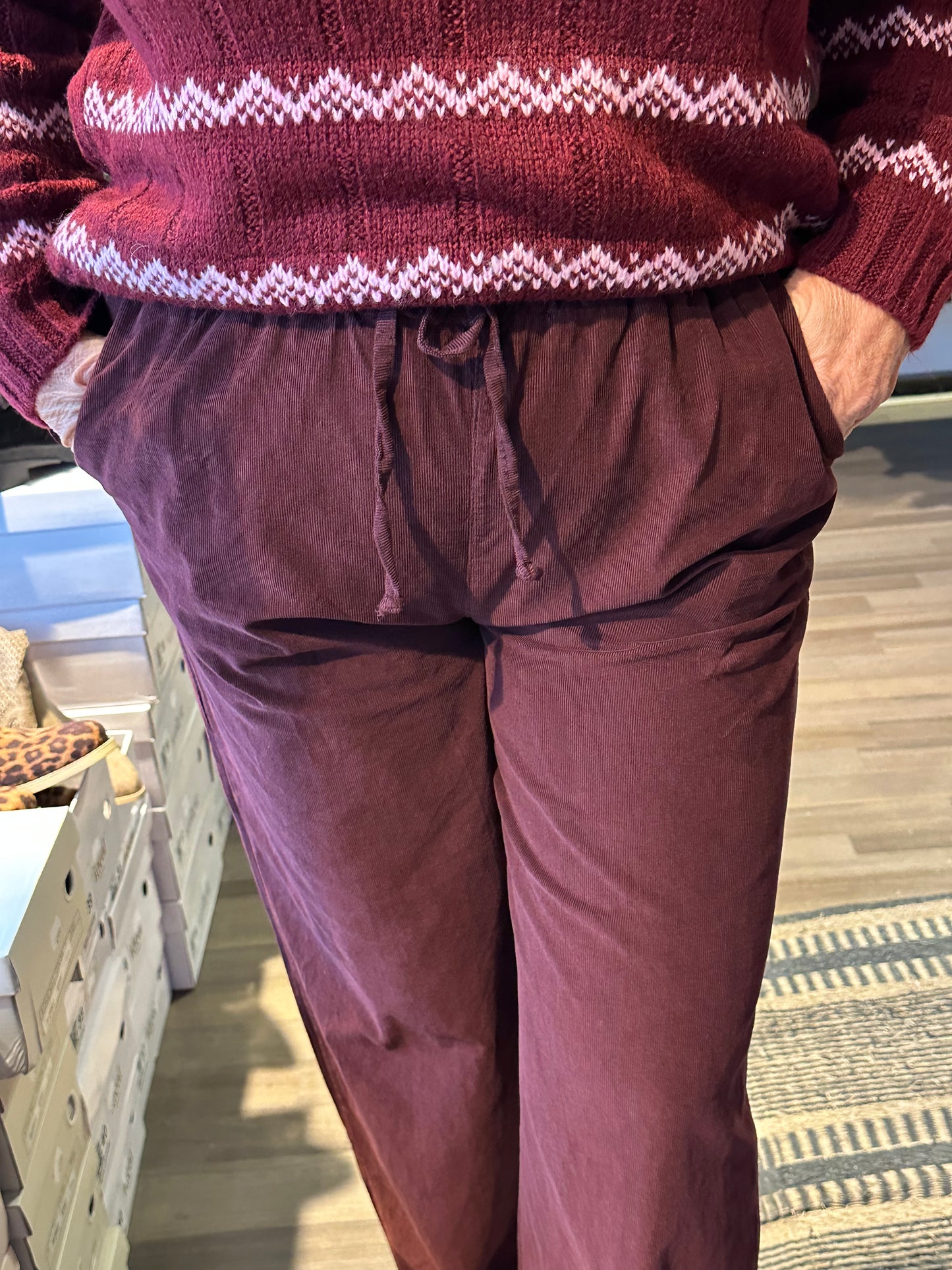 Leveälahkeiset samettihousut viininpunainen