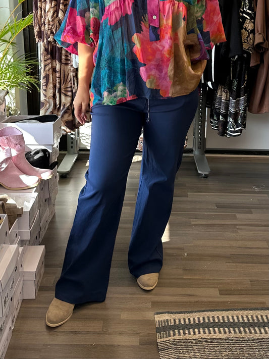 Leveälahkeiset stretch housut tummansininen