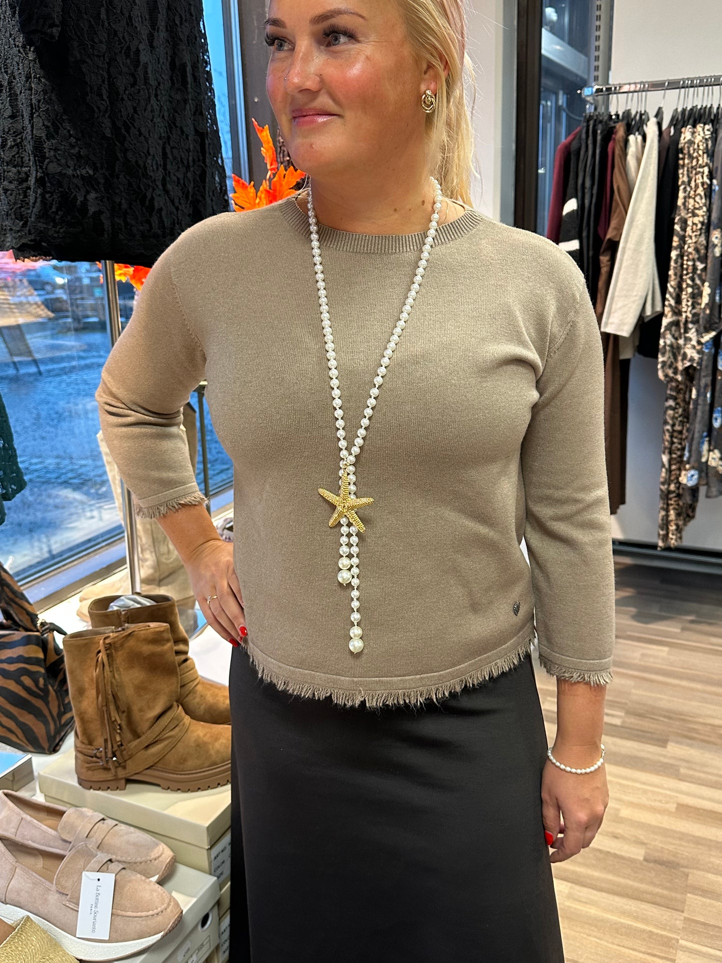 Pikkuneule hapsuilla kameli