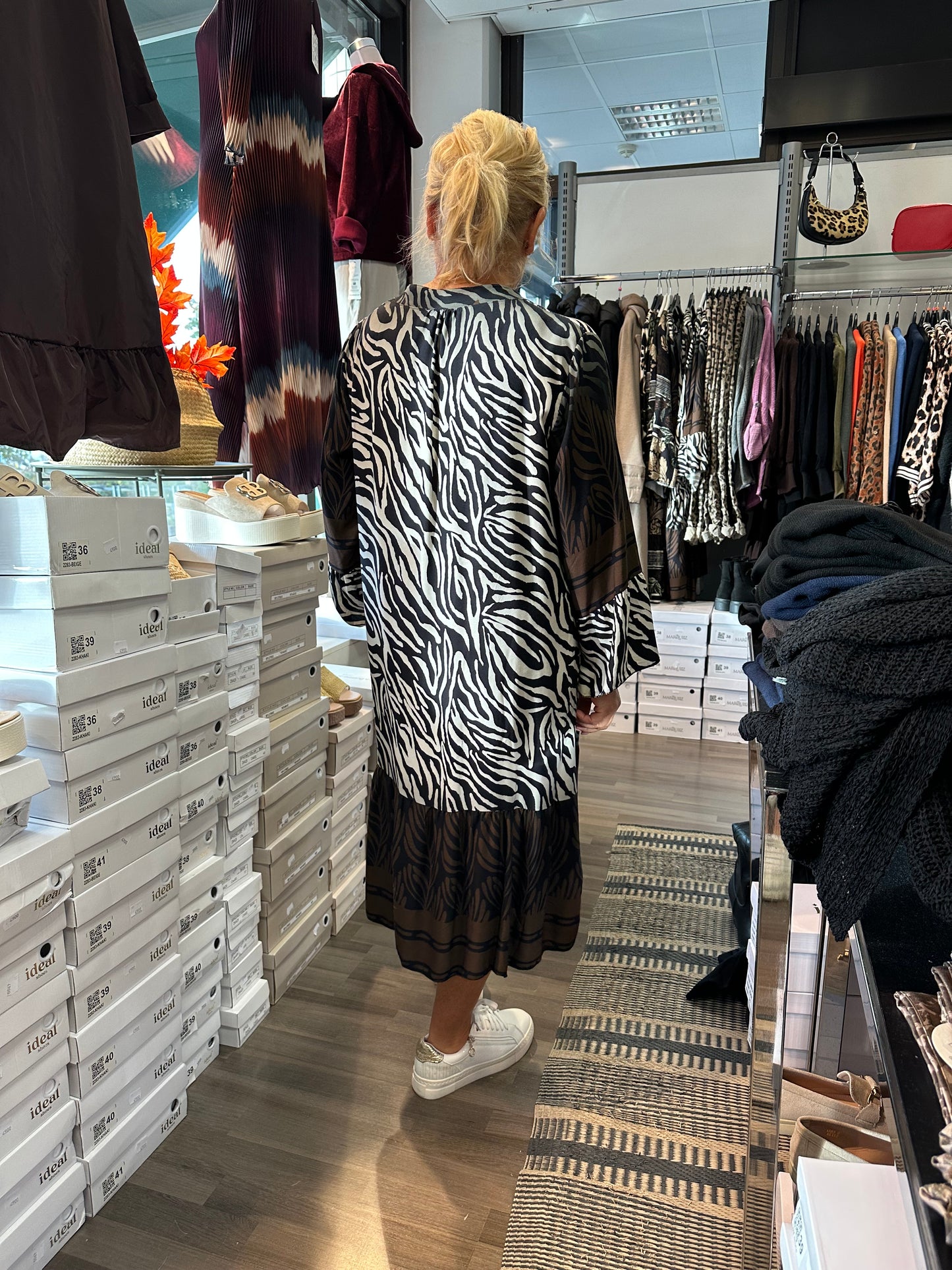 Plussize viskoosimekko seepra