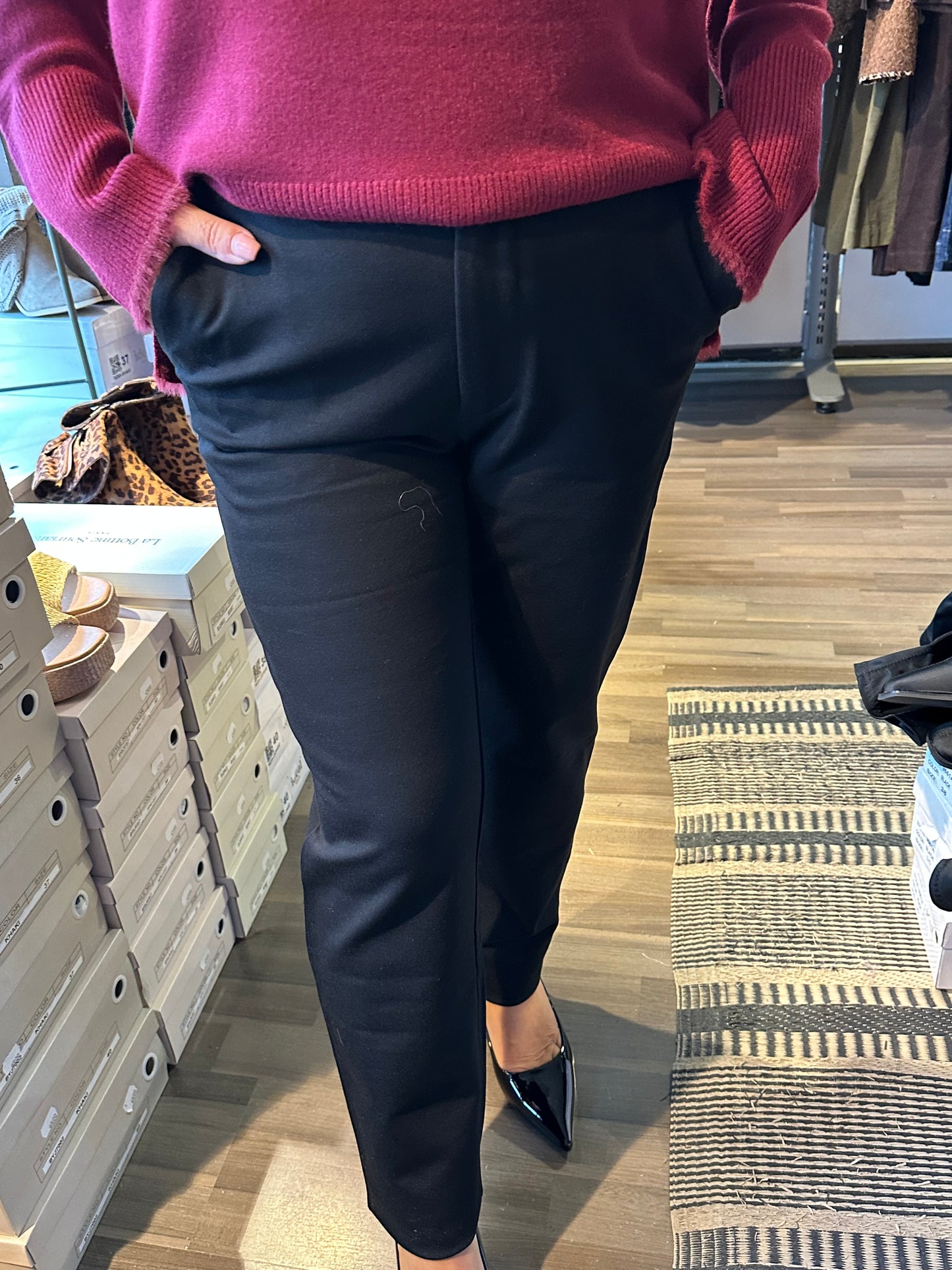 Kapealahkeiset siistit housut