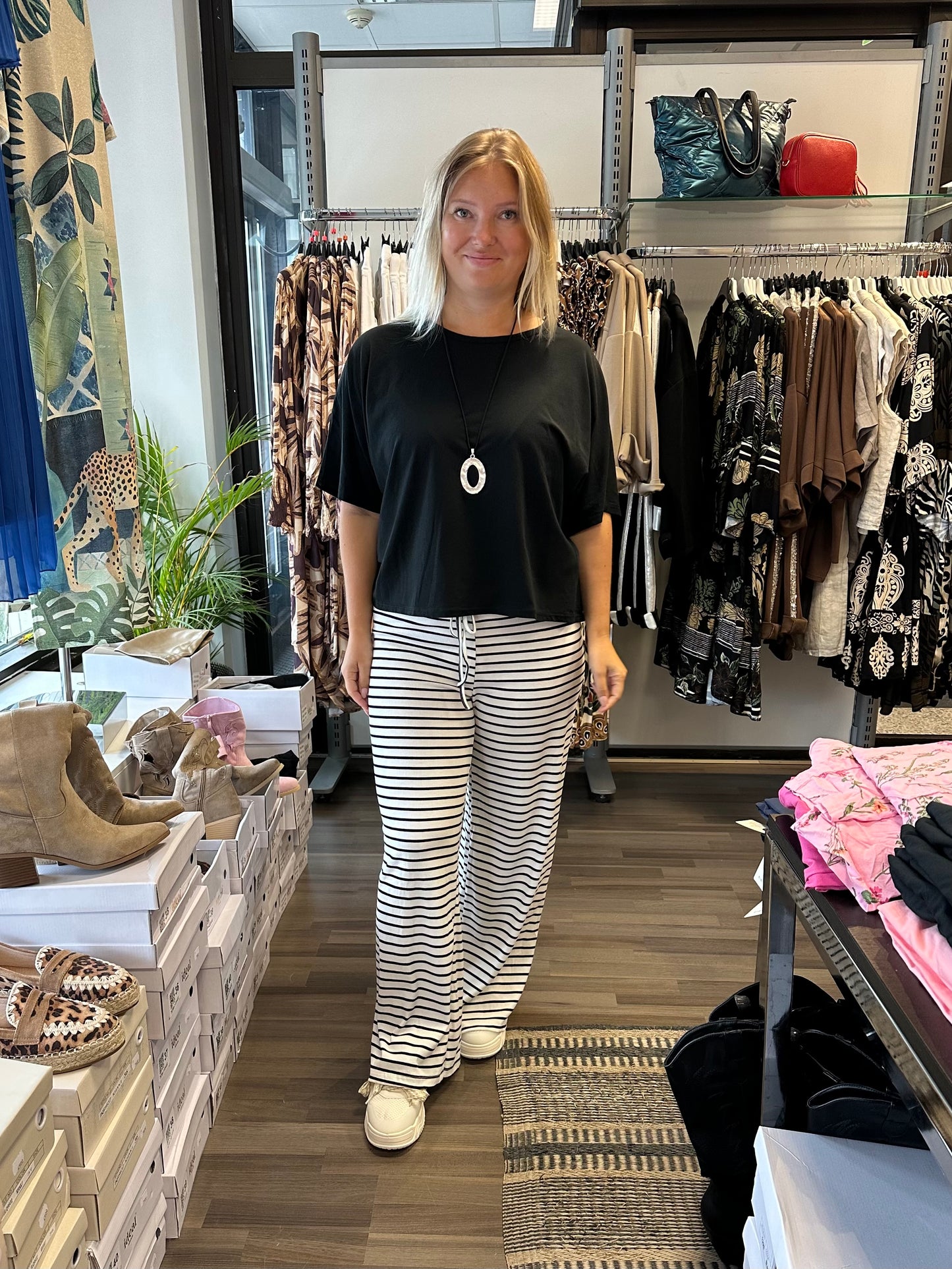 Ribbineulottu vapaa-ajan housu musta