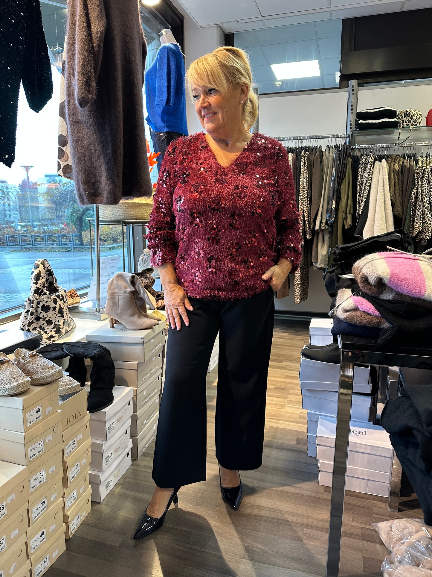 Paljettinen höyhenpusero punainen