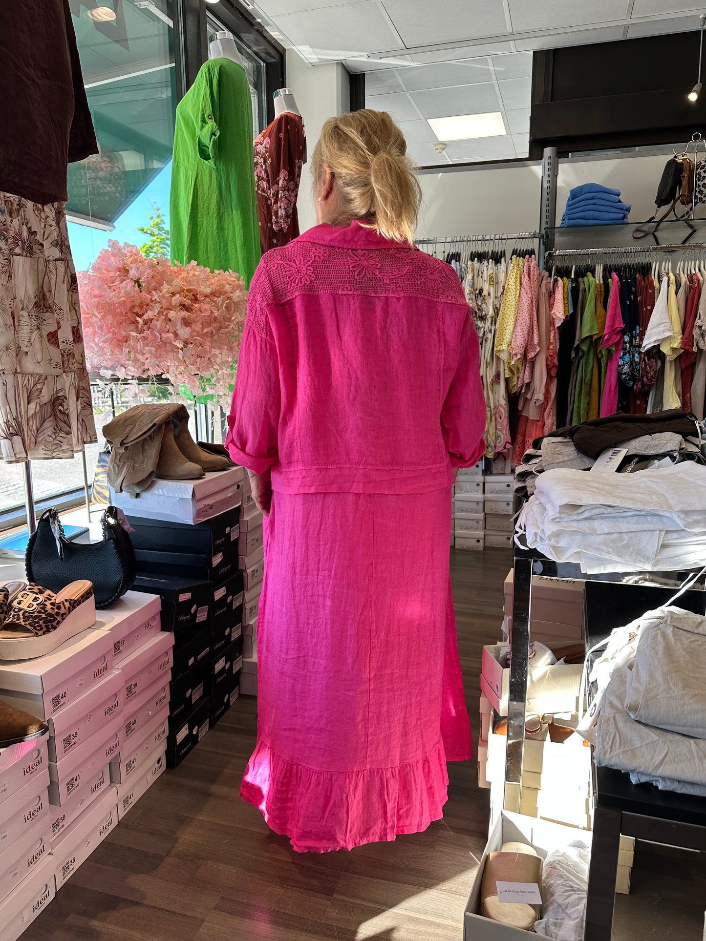 Yksivärinen mekko- ja jakku pellavasetti Aniliini