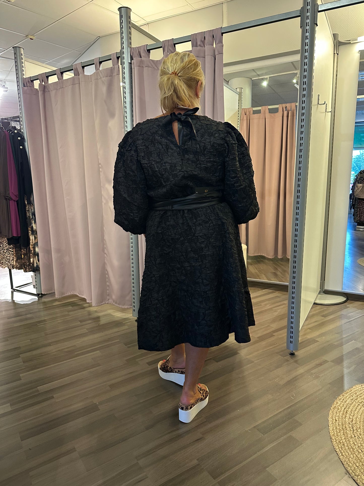 Kohopintainen mekko Belora