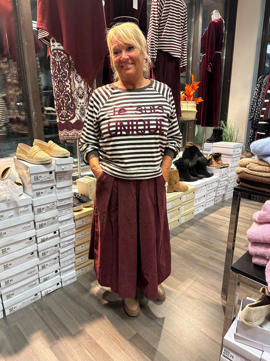 Raidallinen collegepusero ruskea