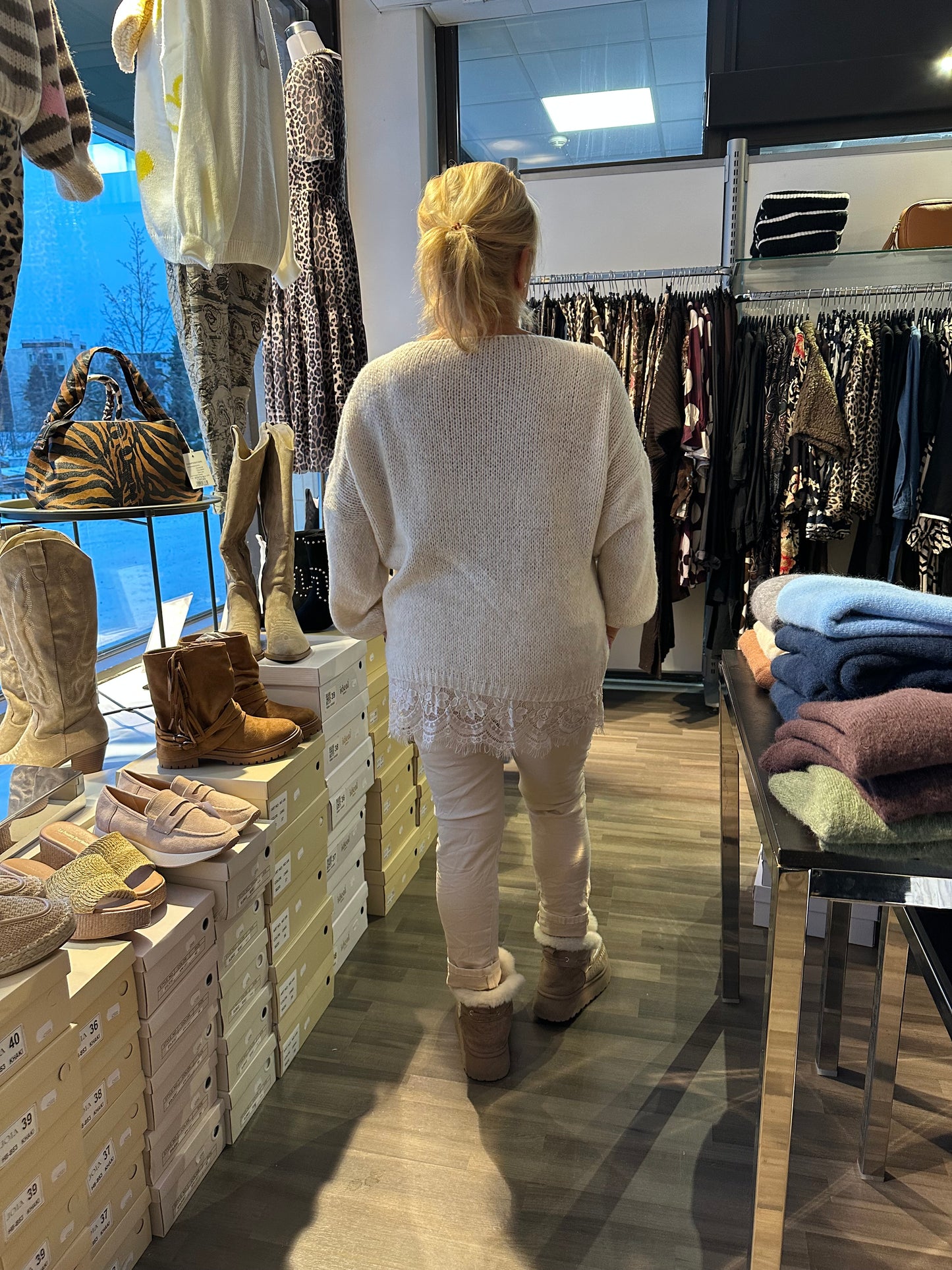 Pitsihelmainen neule vaalea beessi