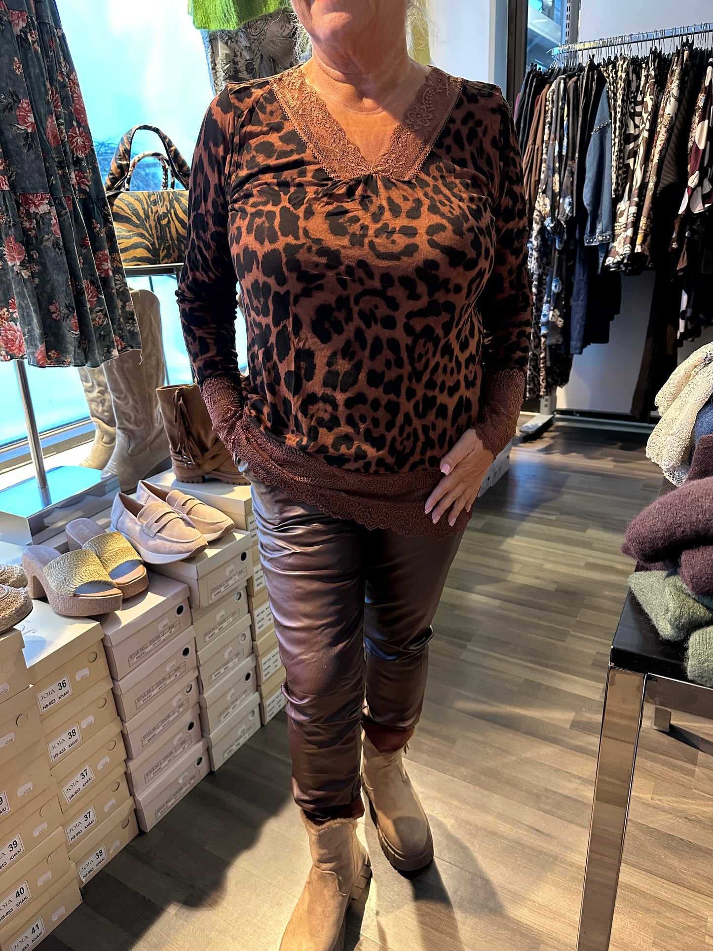 Leo toppi pitsillä ruskea