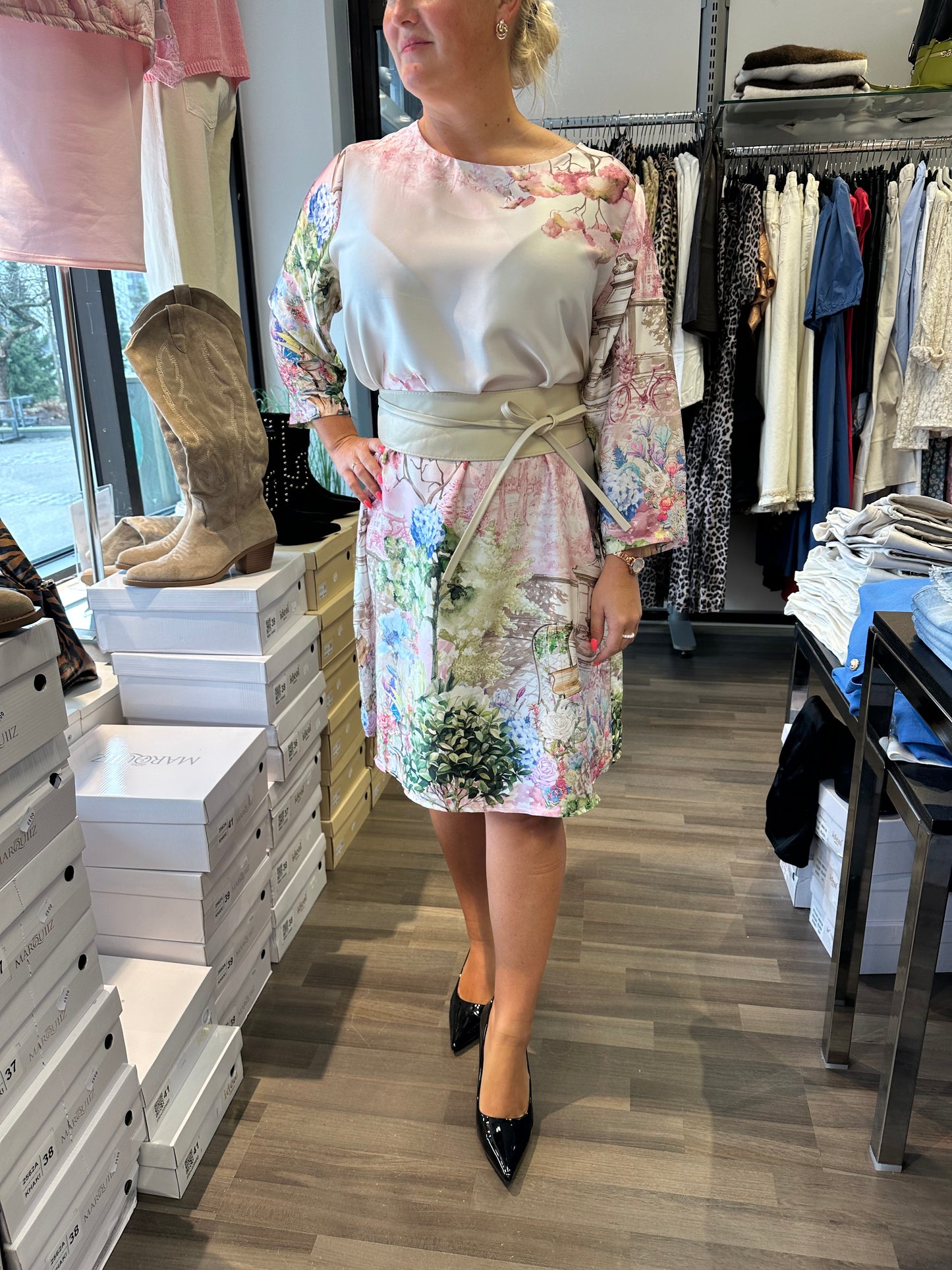 Suoralinjainen mekko puutarhakuosilla