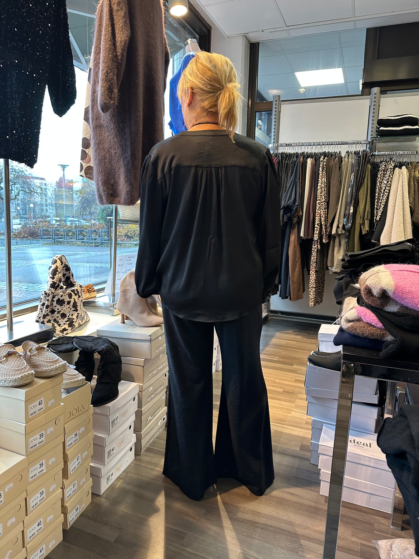 Leveälahkeiset kiiltävät lurex housut musta