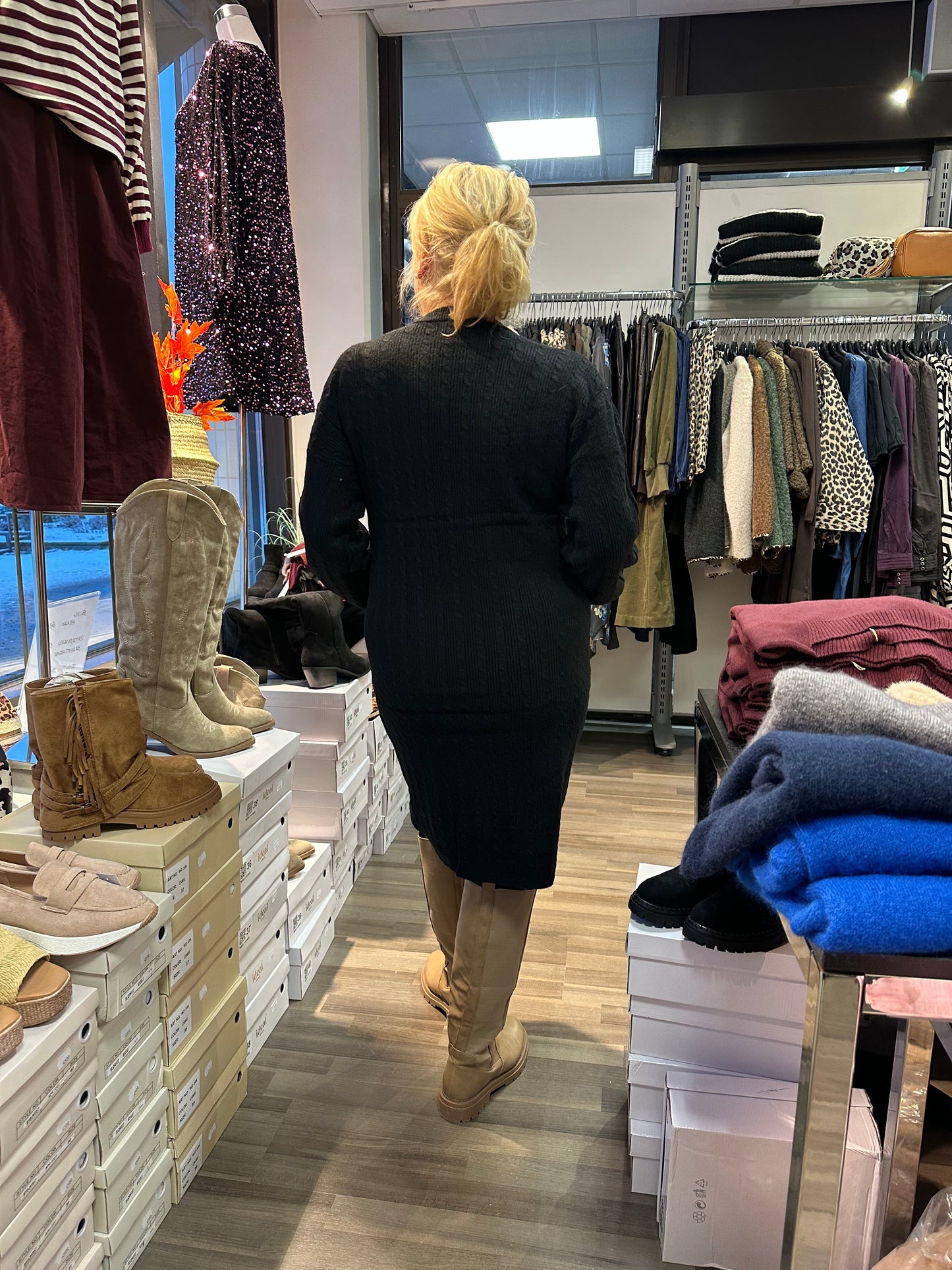 Neuletunika/mekko musta