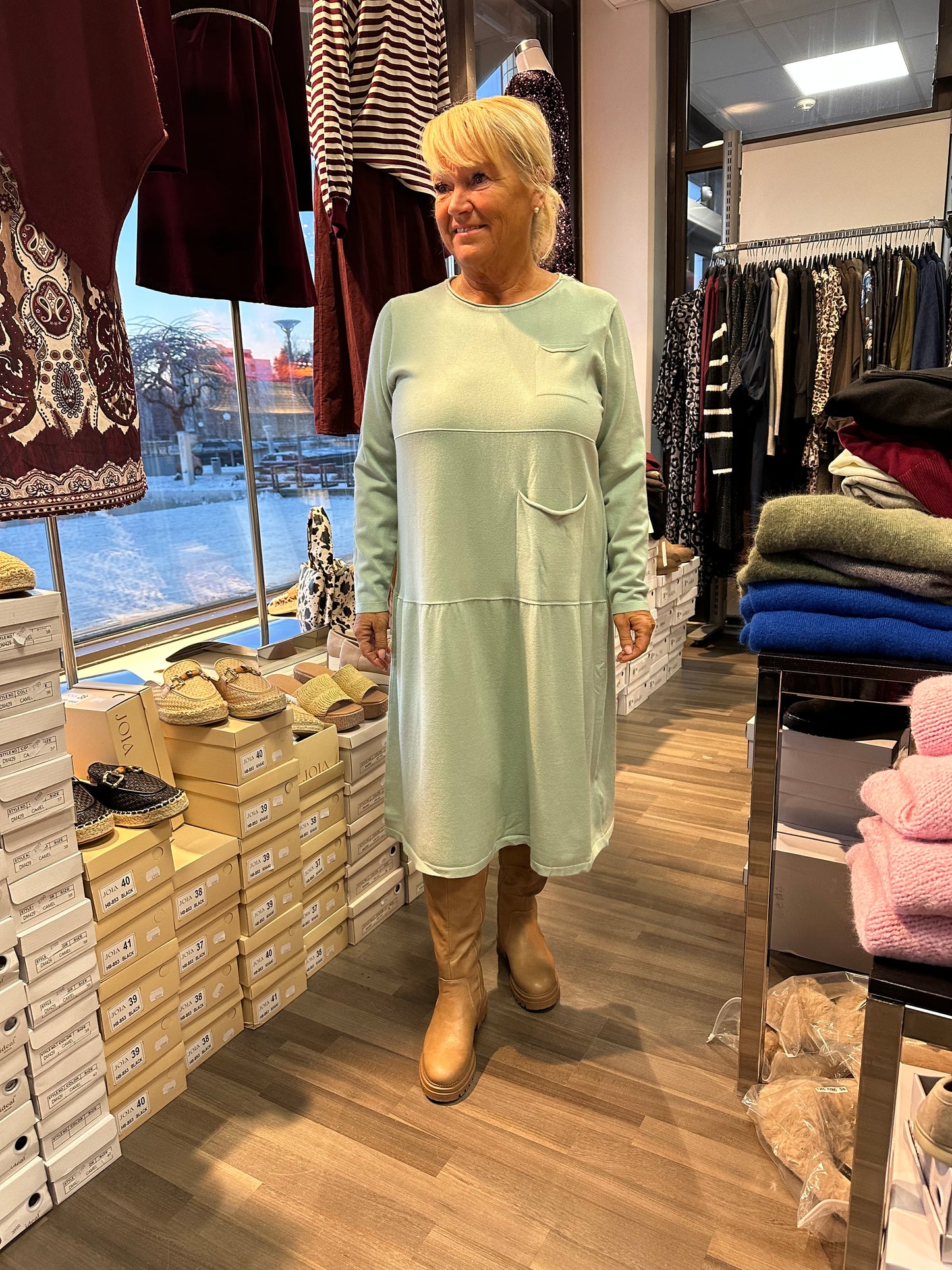 Midimittainen neulemekko Pocket minttu