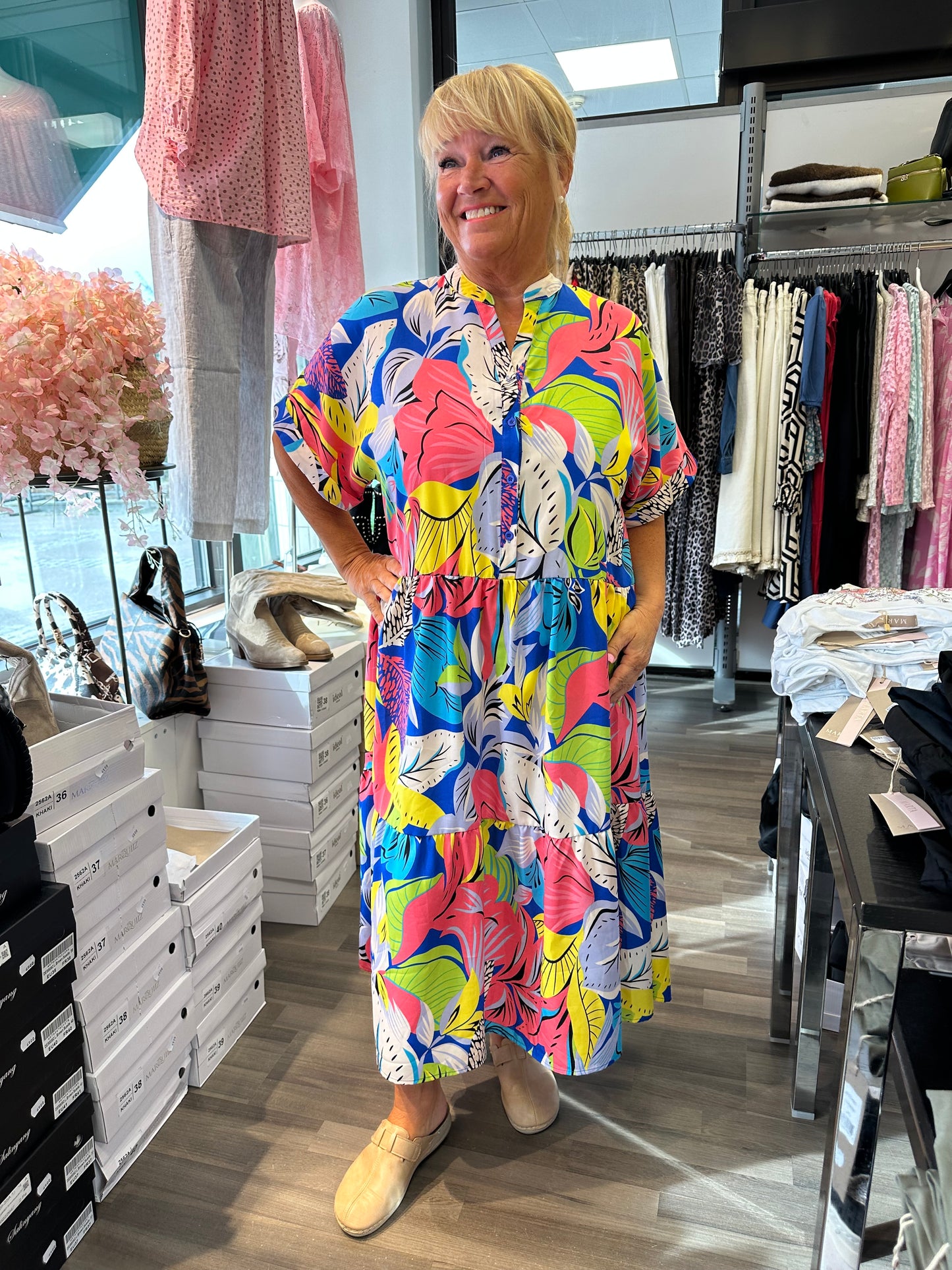 Plussize värikäs mekko sininen