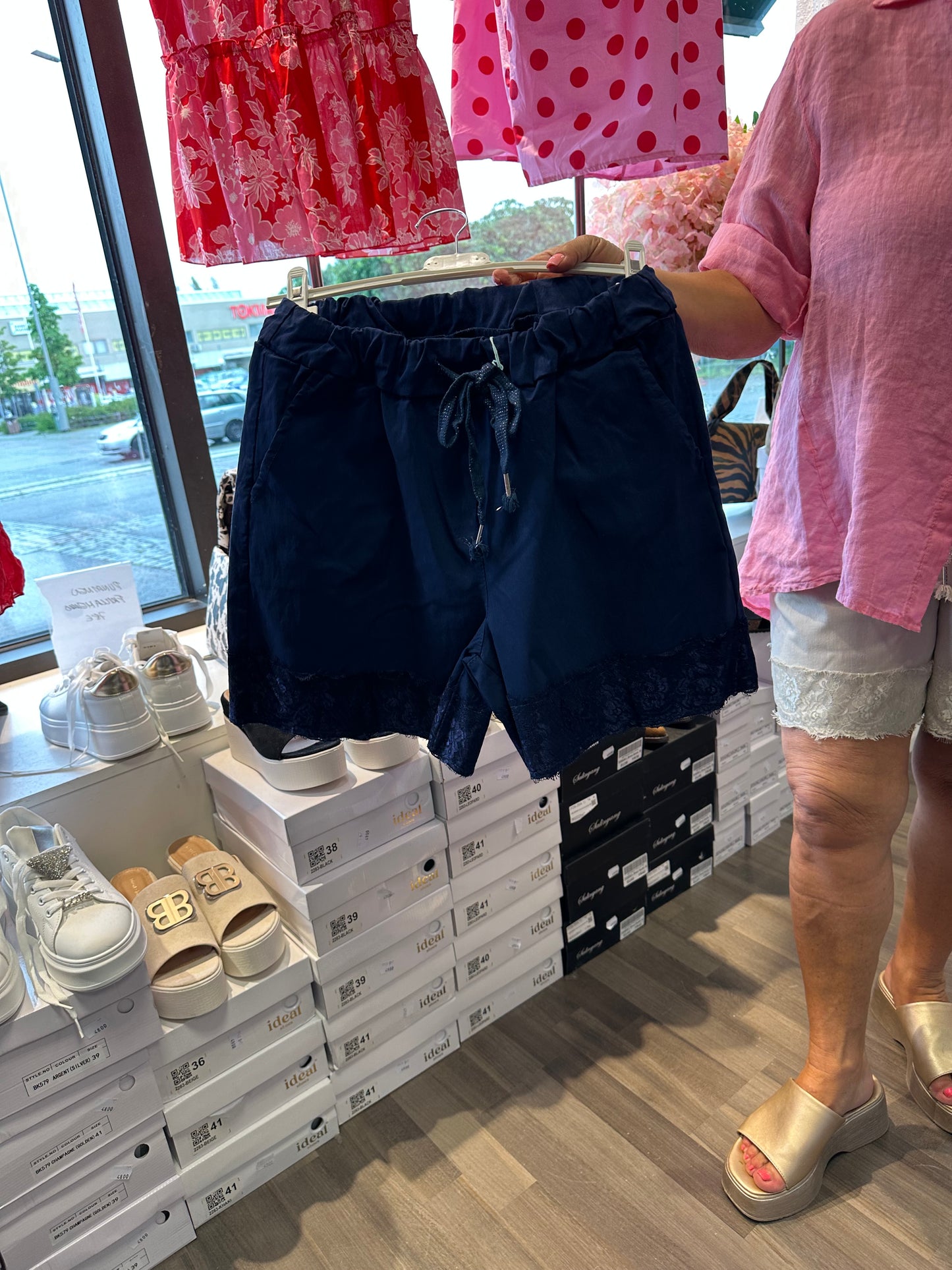 Stretch shortsit pitsikoristeilla (3 väriä)