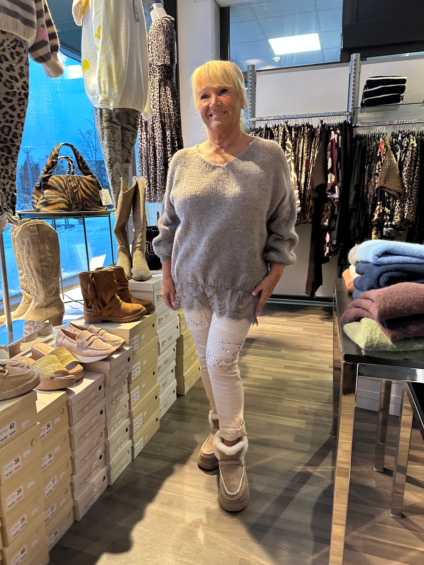 Pitsihelmainen neule taupe