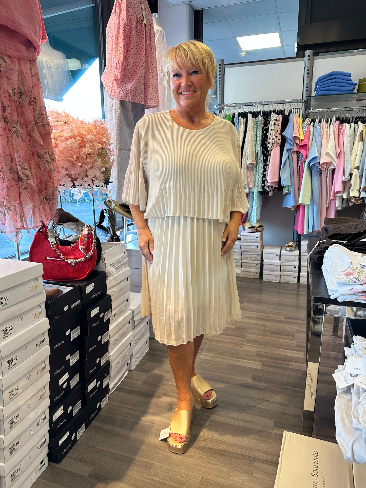 Plussize pliseerattu mekko (4 väriä)