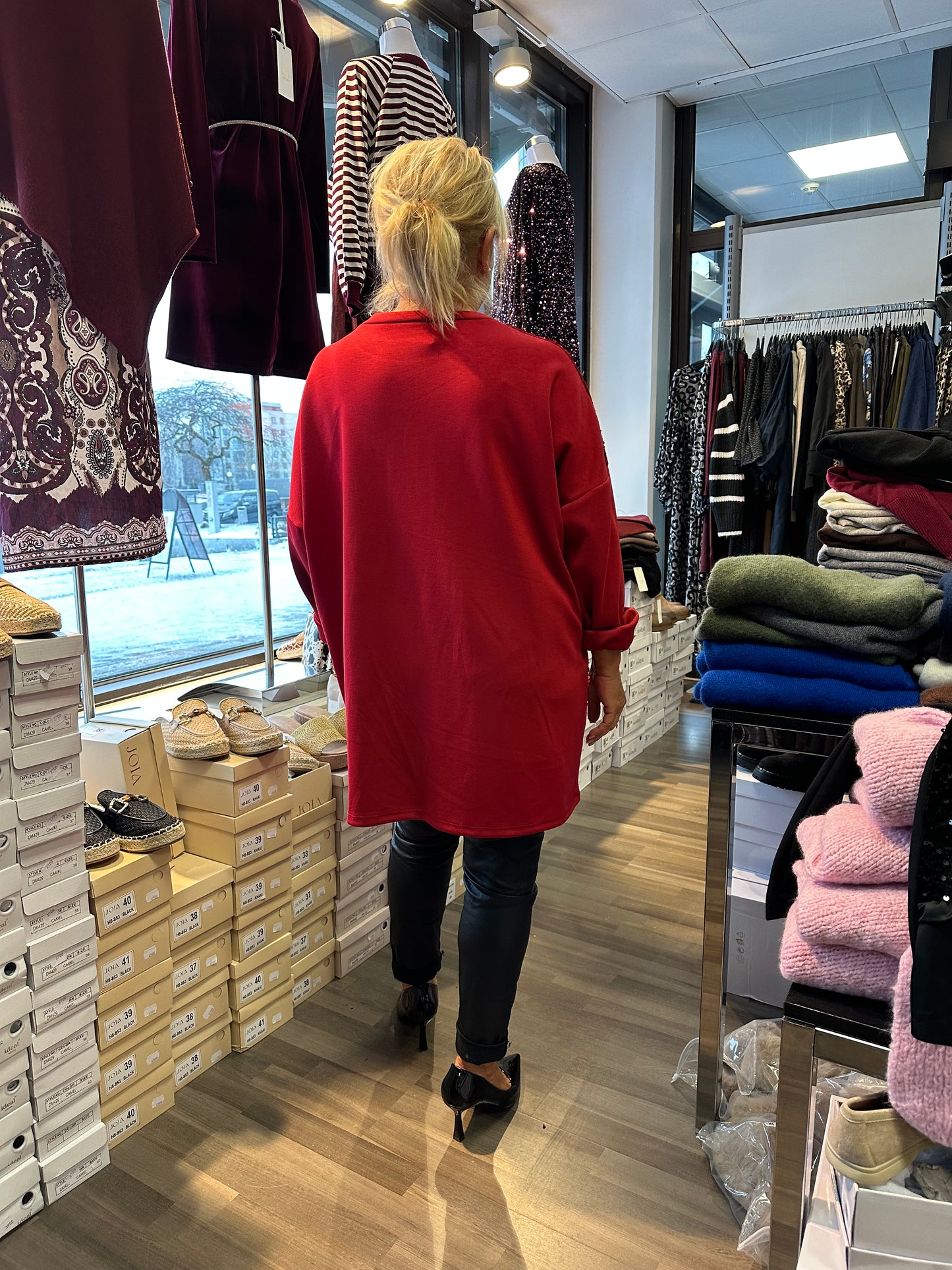 Plussize paljettipusero punainen