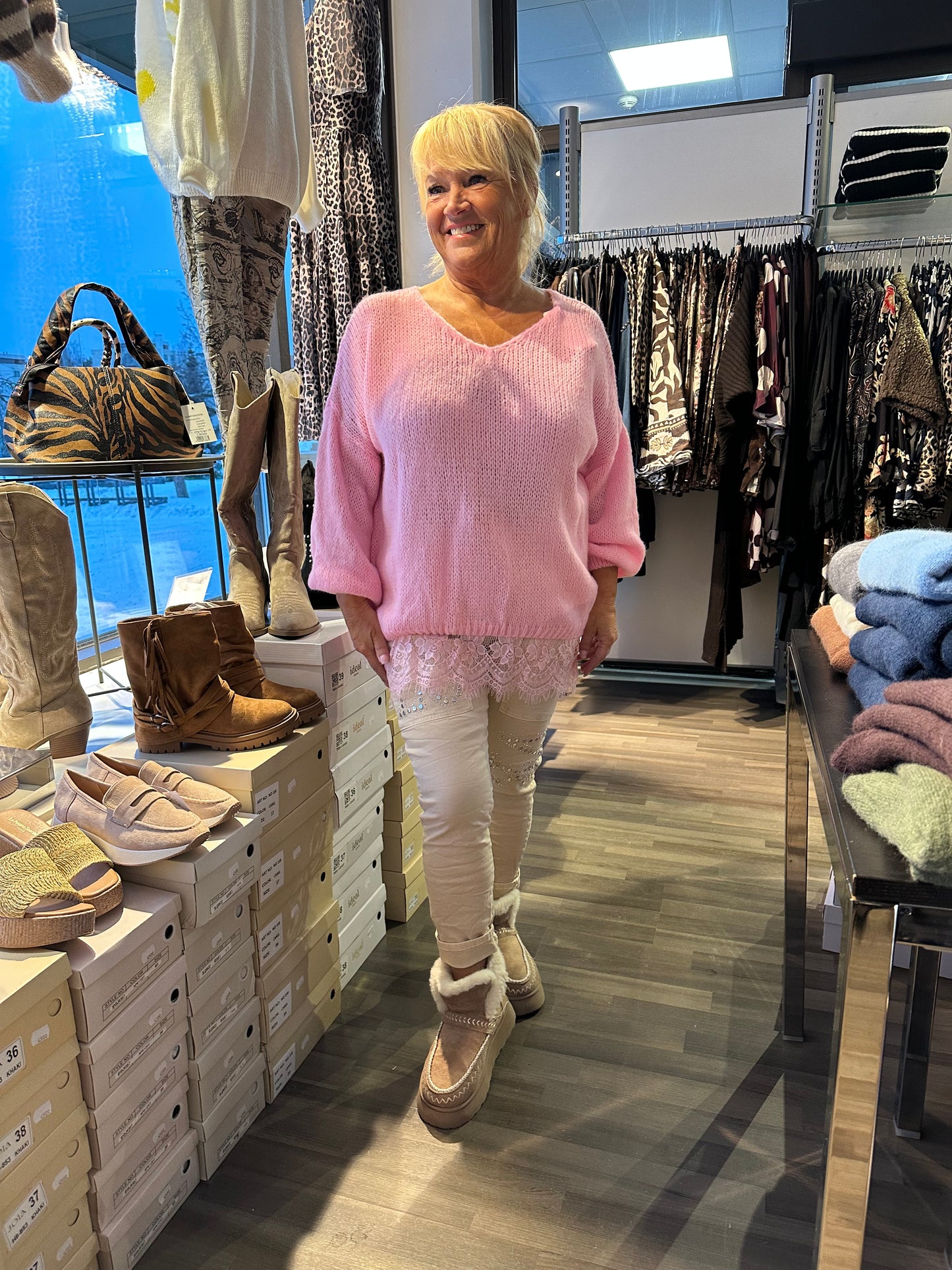 Pitsihelmainen neule roosa