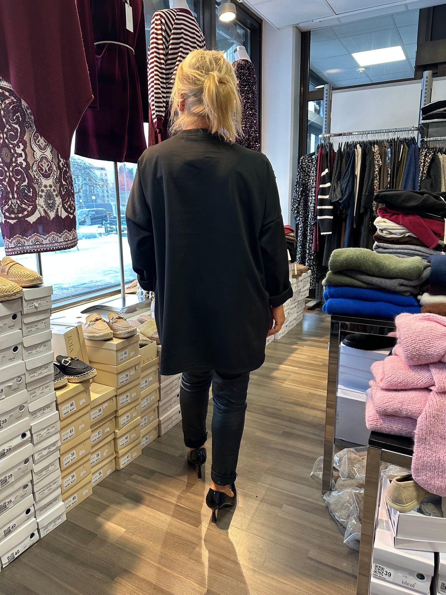 Plussize paljettipusero musta