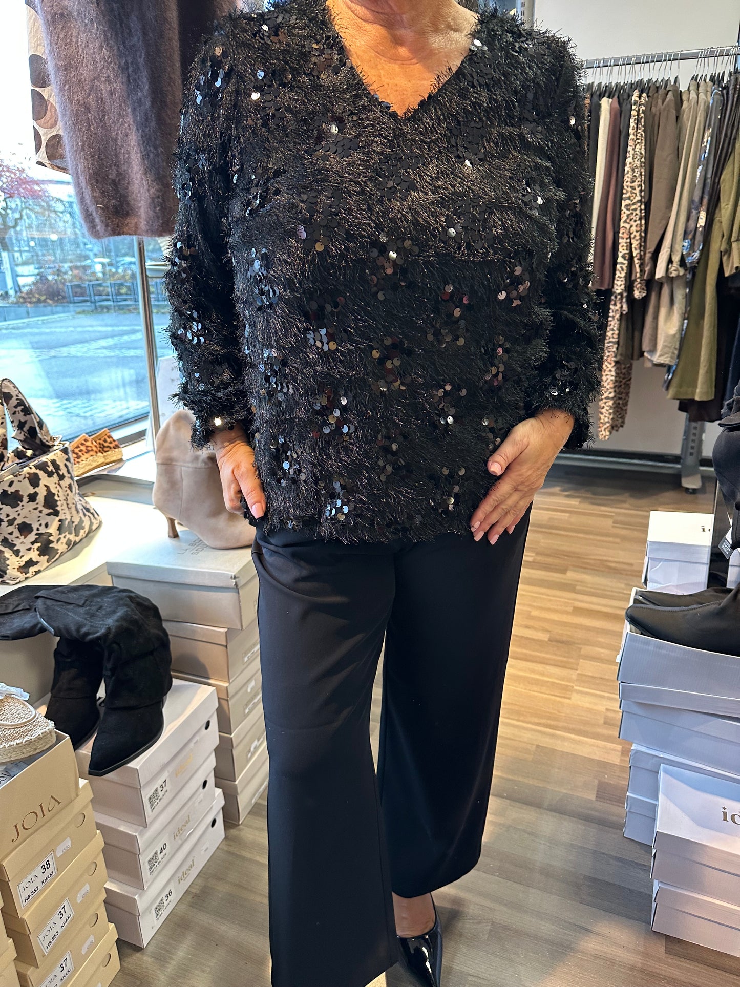 Paljettinen höyhenpusero musta
