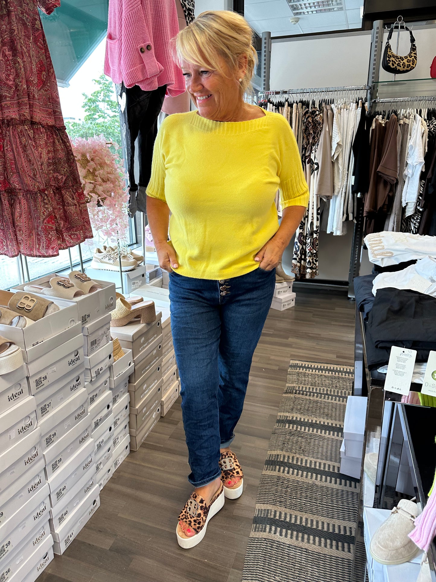 Lyhythihainen neule venepääntiellä keltainen