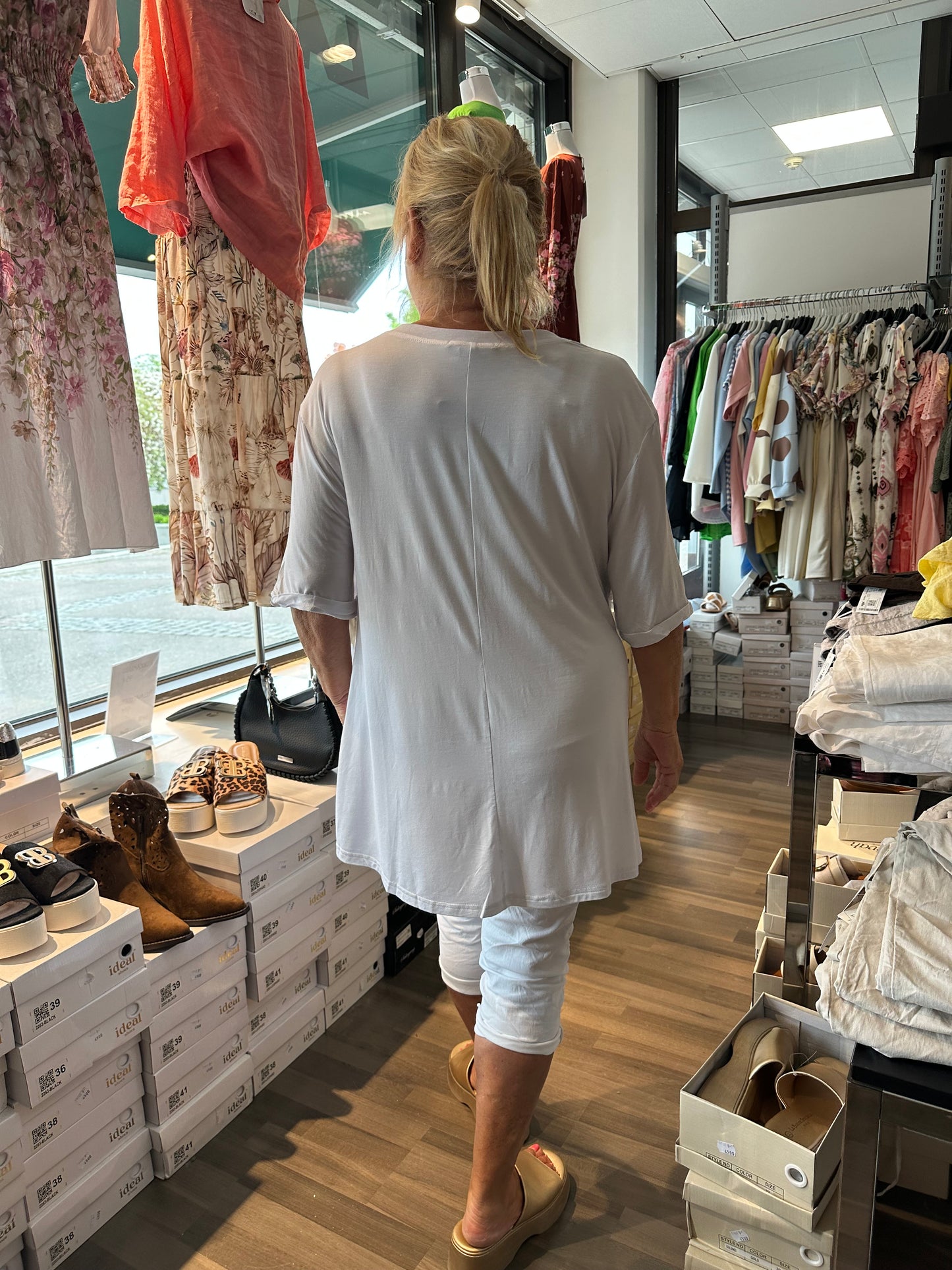 Plussize joustava tunika niittikoristeilla (musta, valkoinen, beessi)