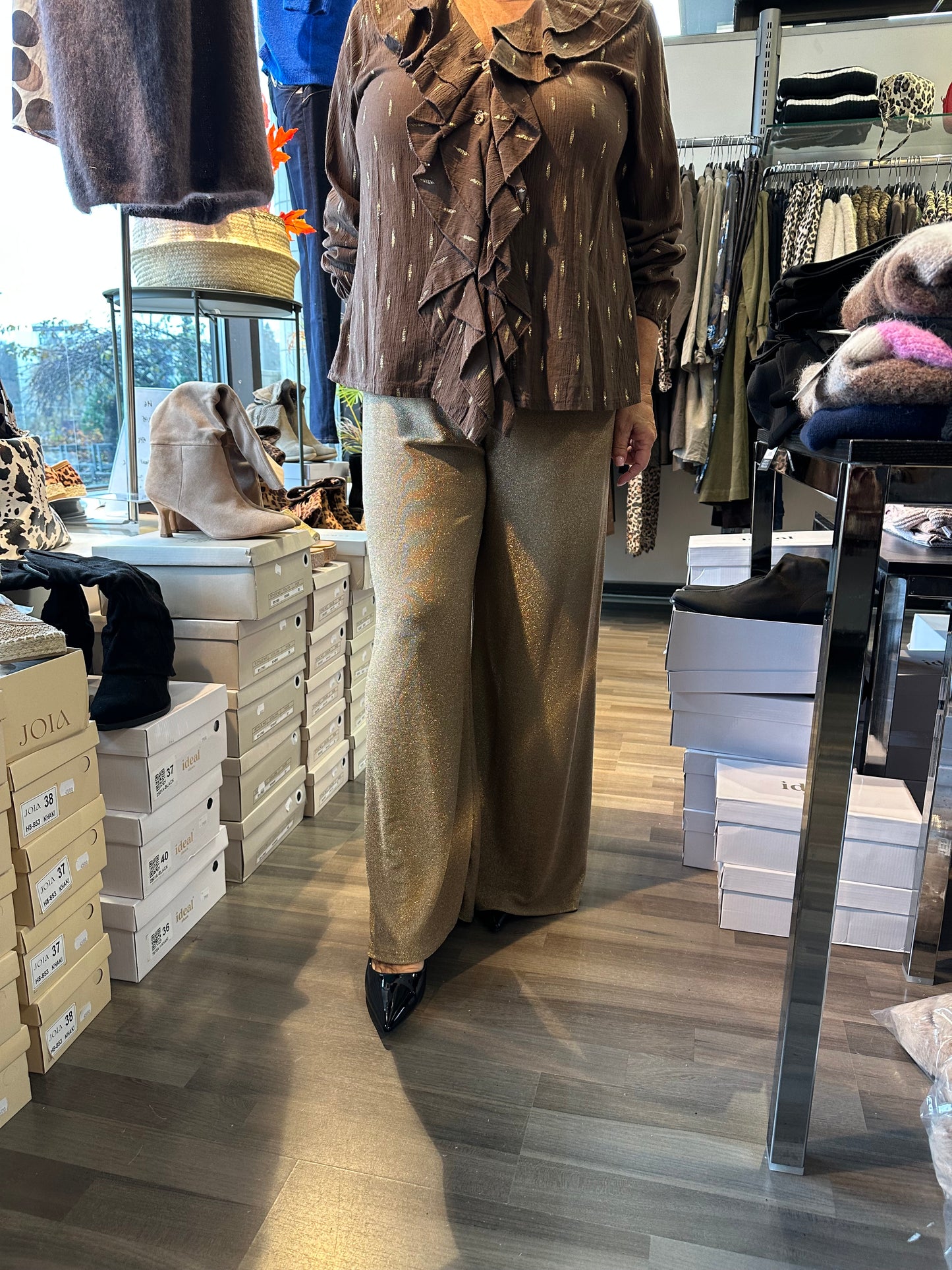 Leveälahkeiset kiiltävät lurex housut kulta