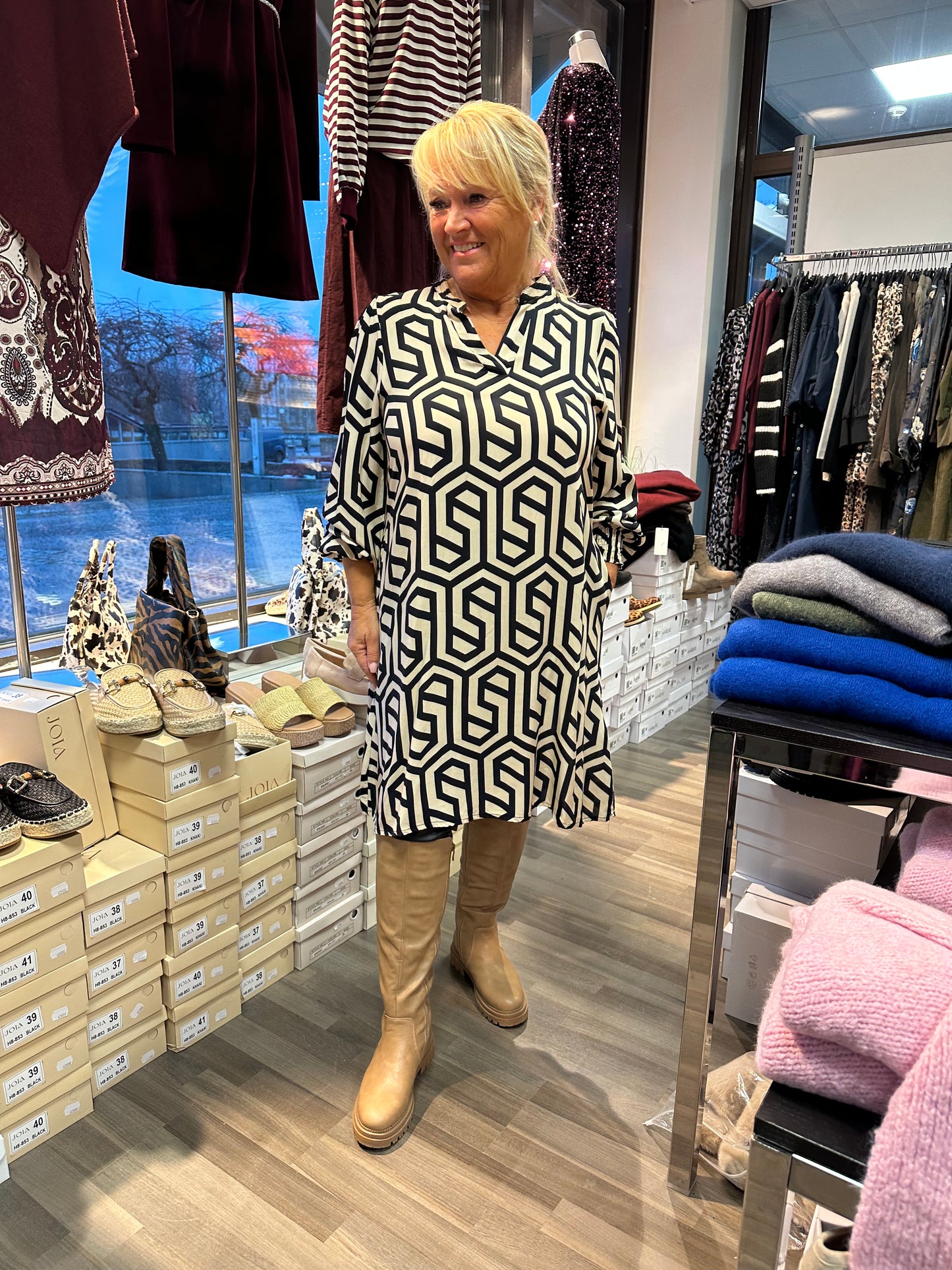 Kuviollinen mekko musta/beessi